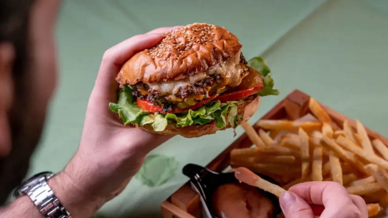 "Tek tıkla yemek" alarmı: Fast food siparişi kronik hastalıkları patlattı