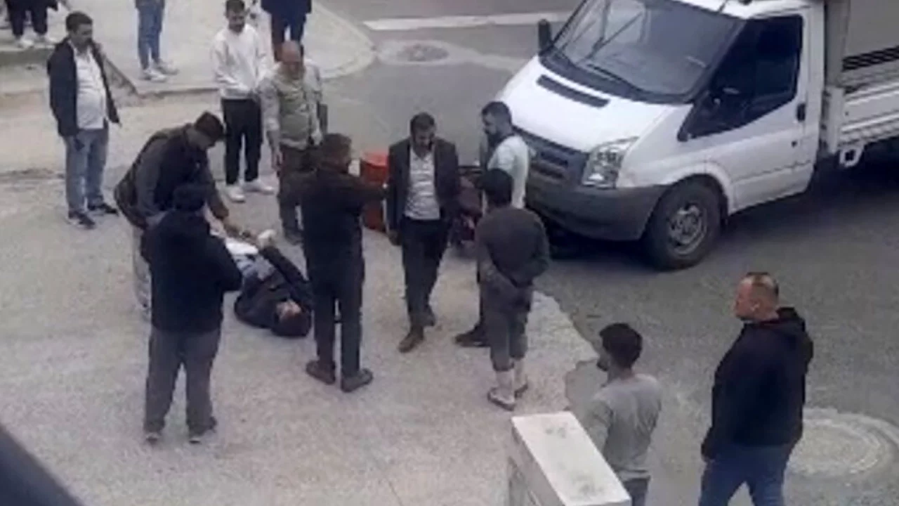 Yaralı sürücü ambulansı beklerken sigara yaktı