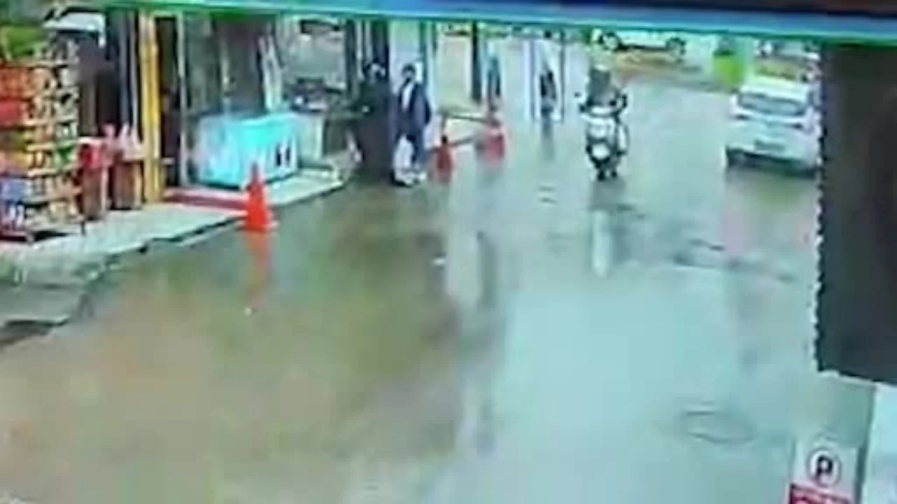 Bursa'da kadın sürücü yayaların arasına daldı!