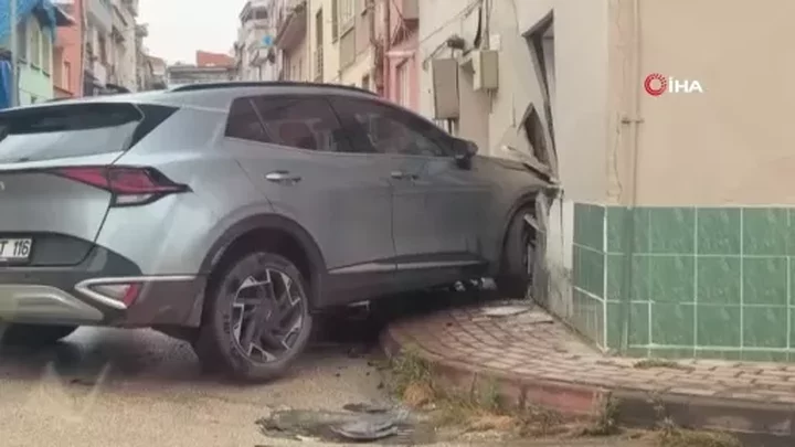 Bursa'da otomobil ile çarpışan cip eve girdi